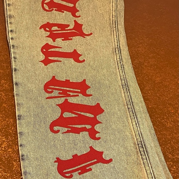 BOOHOO MAN RELAXED FIT TEXT DOVE PRINT JEAN - Picture 4 of 5